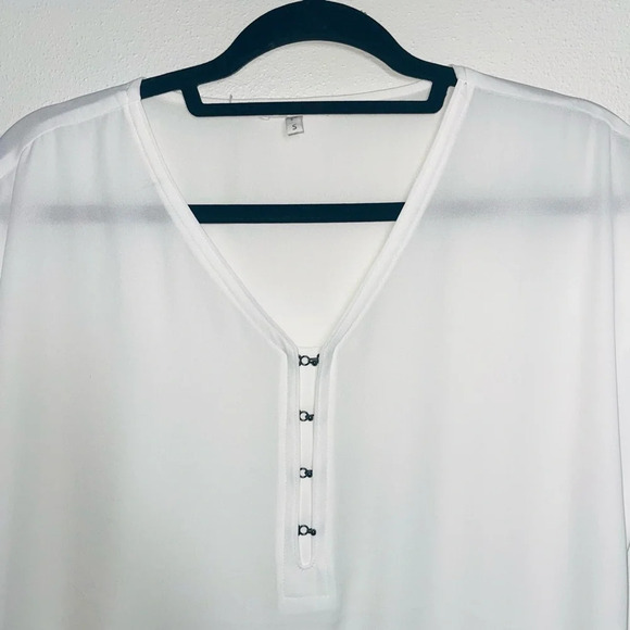 Maurices Solid White Hook & Eye V-neck Short Sleeve Blouse Small Women’s - Picture 3 of 14